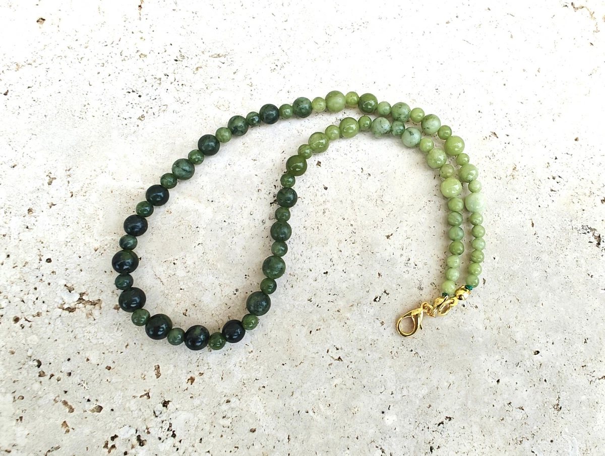 Collier pendentif ras de cou vintage en jade vert finition dorée