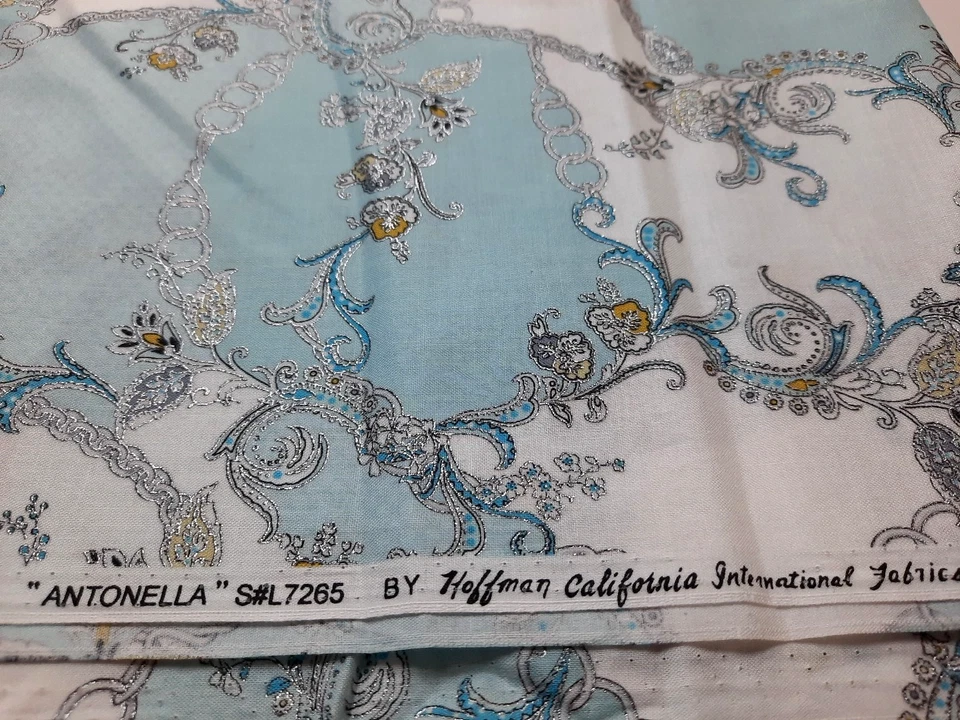 Tela Hoffman BTY Antonella #7265 Aqua Blue White Silver Metallic Highlights Foto 2 de 4