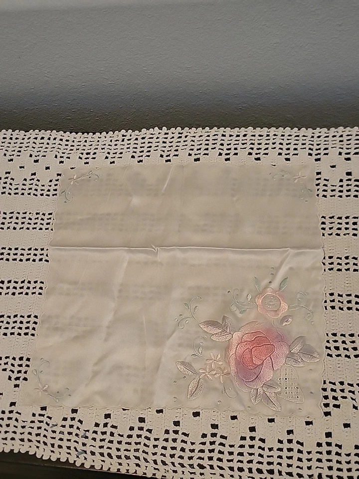 De Colección Seda Bordado Floral 10.5" Hankie Borde Festoneado Foto 3 de 4