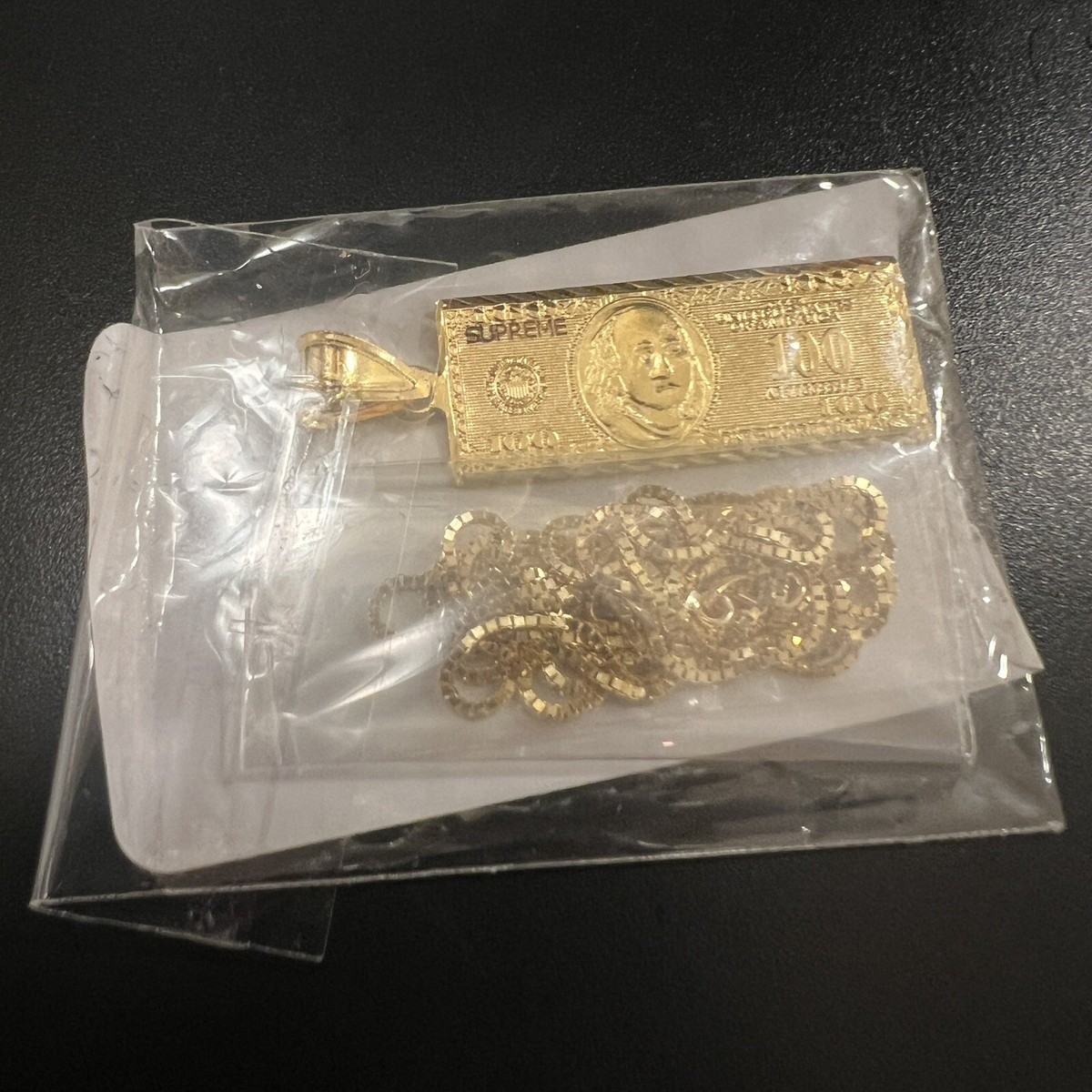 Supreme 100 Dollar Bill Gold Pendant Gold OS F/W 17 NEW in Supreme 100 Dollar Bill Gold Pendant Gold OS F/W 17 NEW in