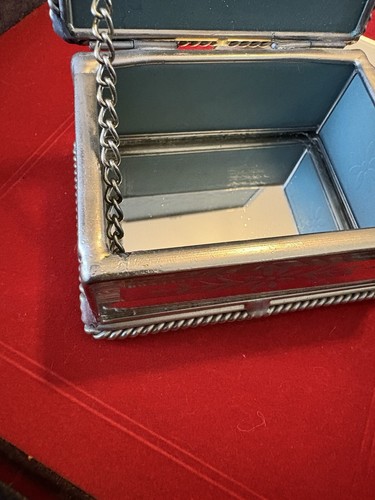 Beautiful Silver Mirrored Glass Vintage Trinket Box with Chain & flower design - Picture 6 of 10