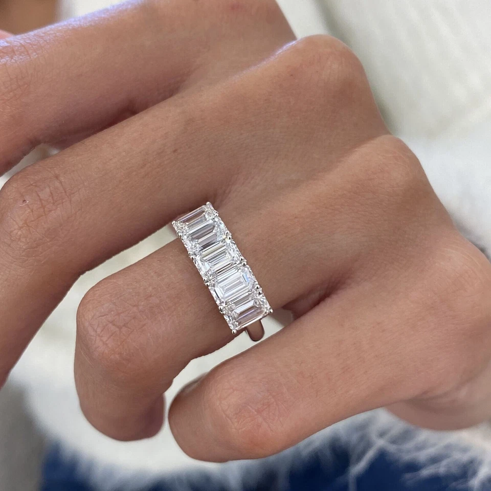 Anillo de eternidad de diamantes/CVD cultivados en laboratorio talla esmeralda de oro blanco de 14 quilates 5 piedras 3,30 quilates Foto 2 de 4