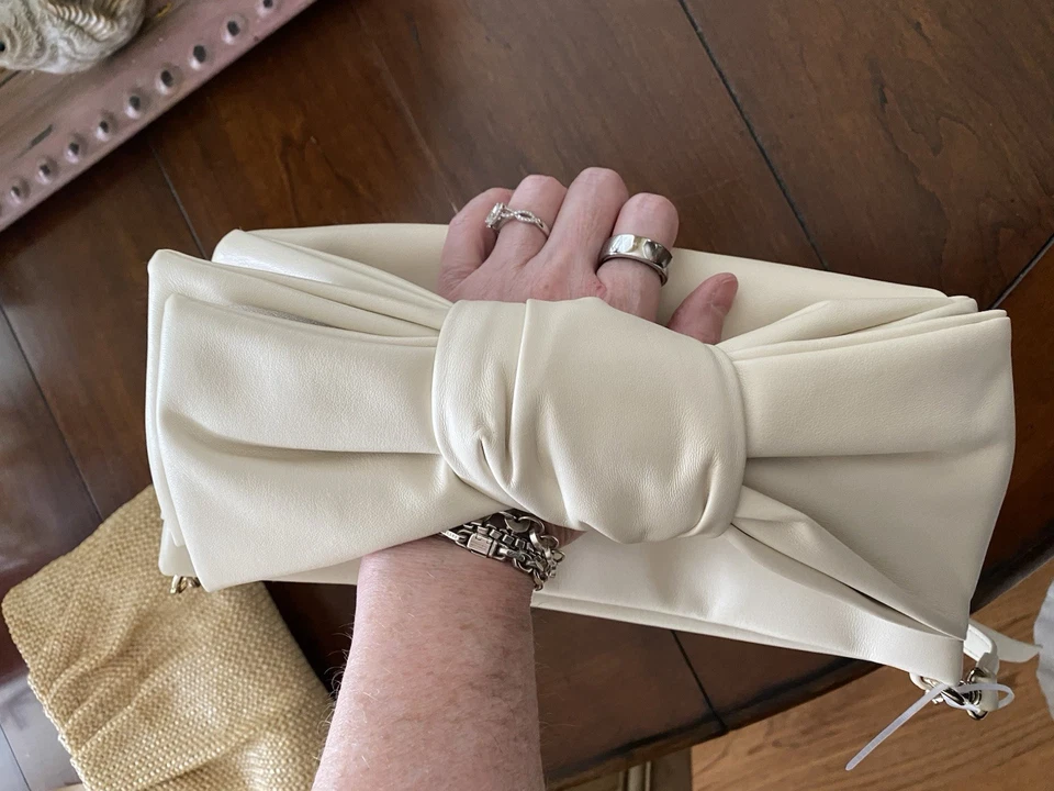 NUEVO CON ETIQUETAS $128 Dolce Vita Marfil Briar Bow Bolso sin asas Hombro EvePurse Convertible Foto 2 de 4