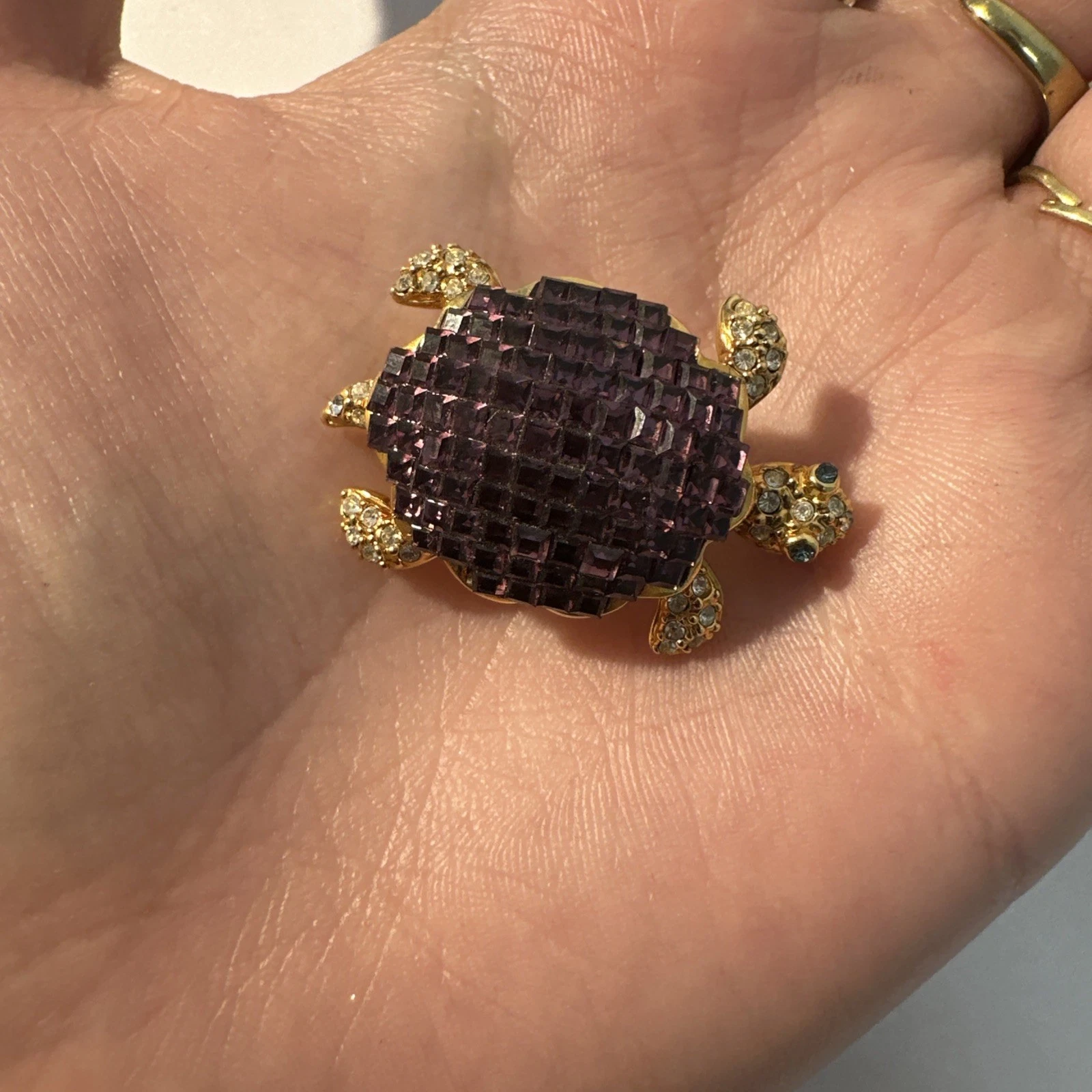 Petite Broche Tortue Dorée Strass Blanc Et Violet Bijoux Fantaisie