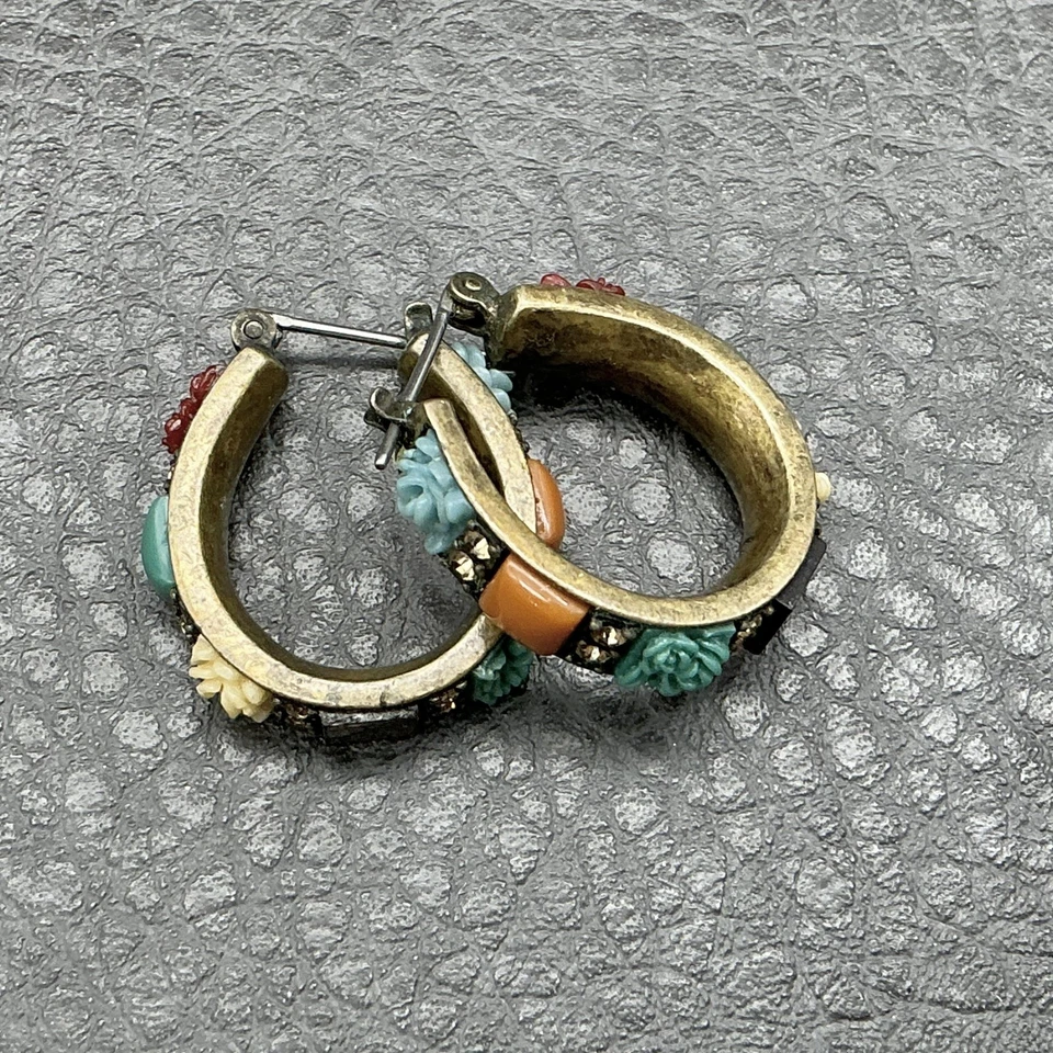 Серьги-кольца Liz Claiborne разноцветные с цветочным рисунком резные смола стразы латунный тон - Изображение 4 из 4