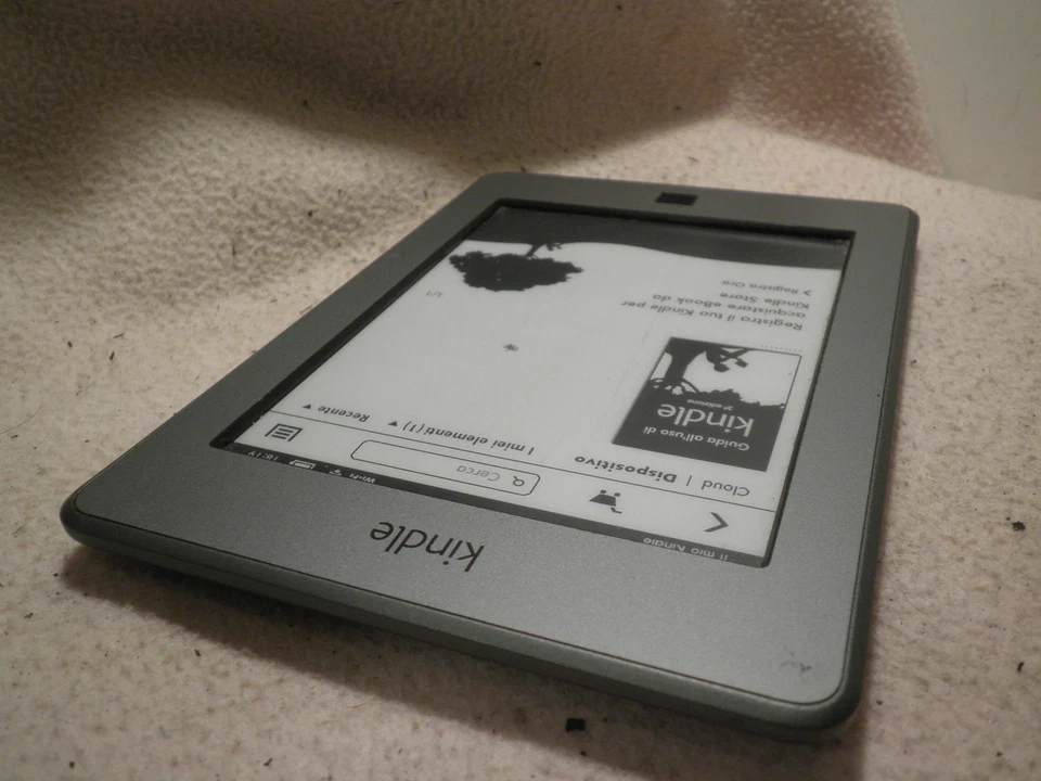 EBOOK KINDLE TOUCH 4° GEN.  GRIGIO 4GB BUONE CONDIZIONI GENERALI LEGGI BENE - Immagine 4 di 4