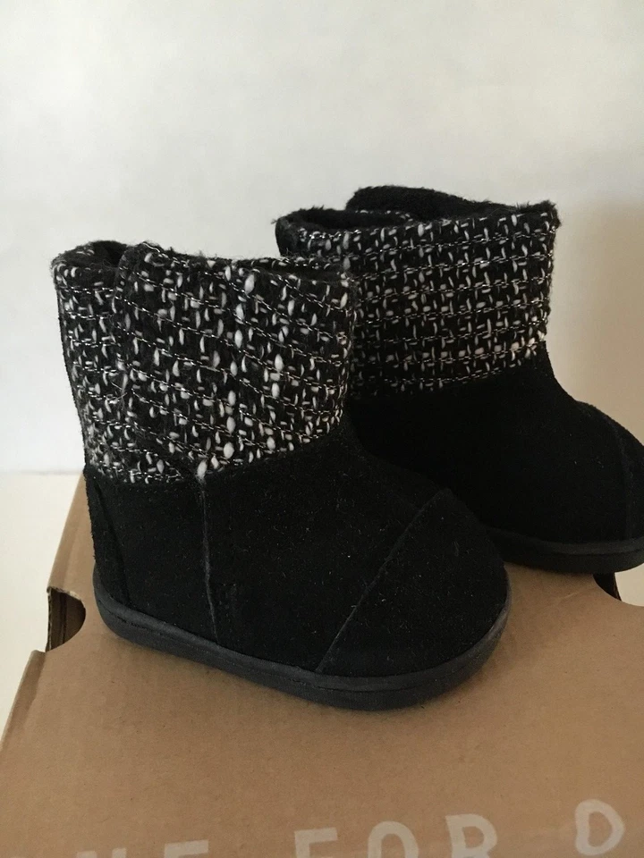 Bota Tiny Toms Nepal preta com lã metálica criança menina EUA tamanho 2, 3 - Imagem 2 de 4