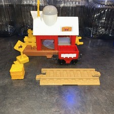Fisher Price GeoTrax Railside Farm Company Barn Rail Car Hay Bale Track. Complet