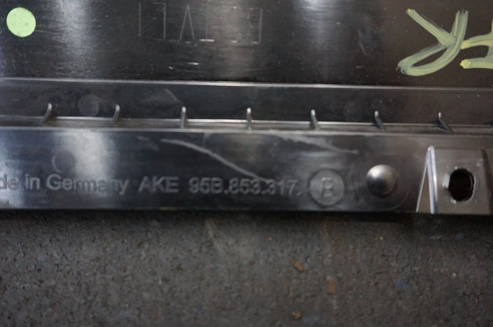 Panel de moldura exterior pilar B revelación OEM 95B853317 Porsche Macan 95B 2016 Foto 3 de 4