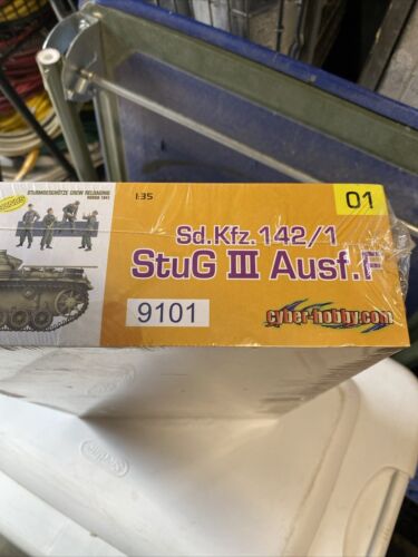 Kit modelo Cyber Hobby 1/35 Sd.Kfz. 142/1 StuG III Ausf. F #9101 piezas precintadas - Imagen 2 de 3