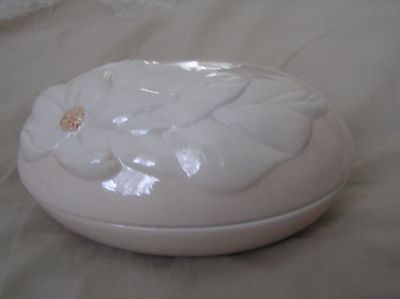 Vintage Keramik Schmuckschale / Schale mit Relief Blume auf Deckel von Pedro S. Alves 