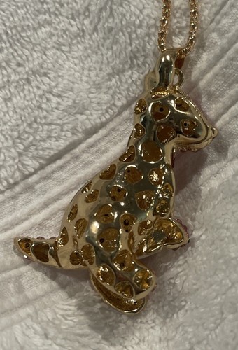 Collana con ciondolo Betsey Johnson smalto rosso cristallo rosa tono oro canguro Joey - Foto 4 di 10