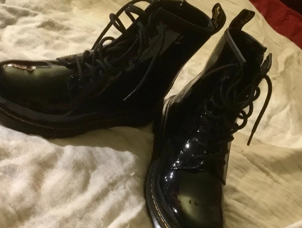 Dr. Martens Women's 1460 Patent Leather Fashion Boot size 8 - Image 3 of 3