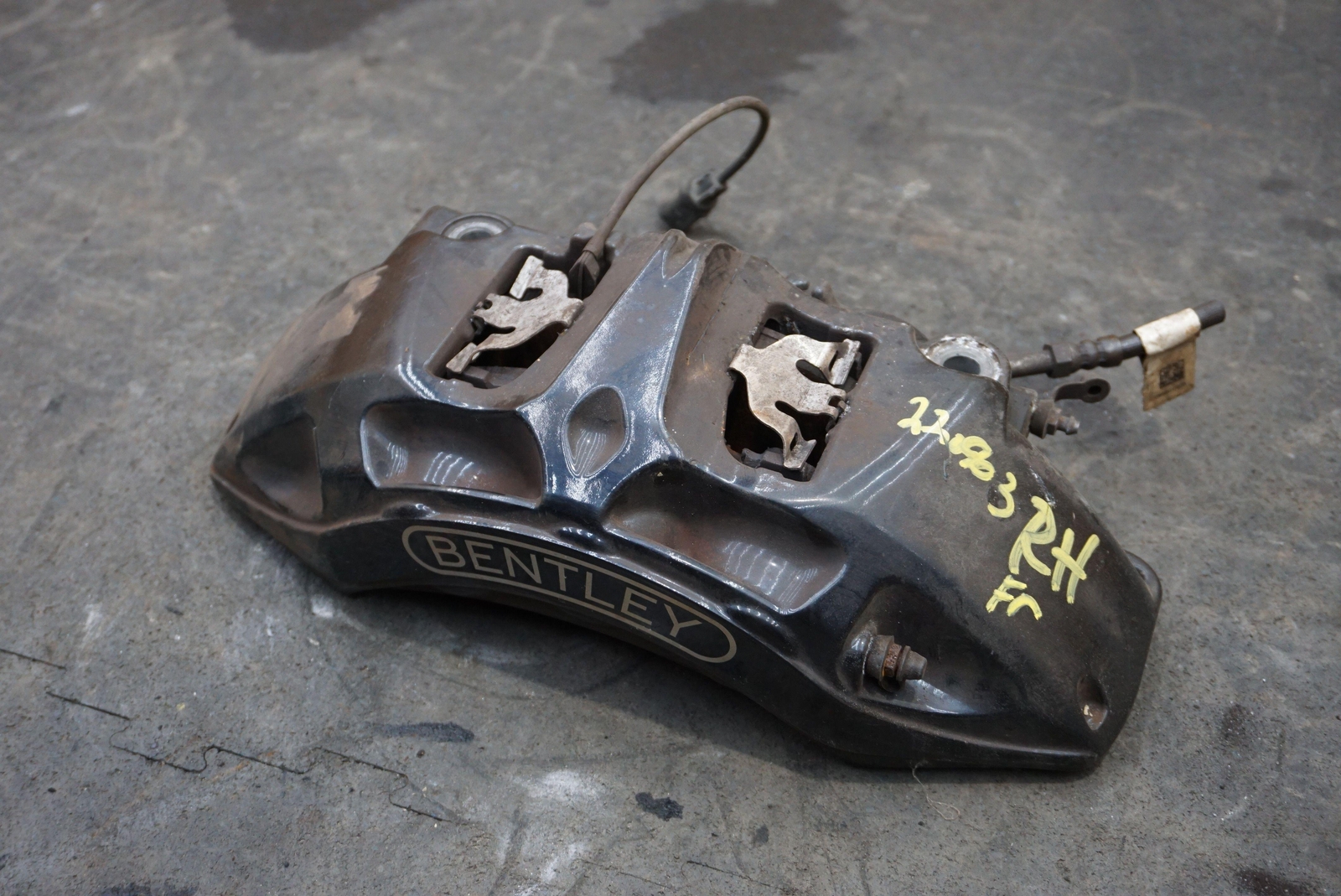 Front Right Passenger Brake Caliper Black OEM 4M0615108AQ Bentley Bentayga 16-20