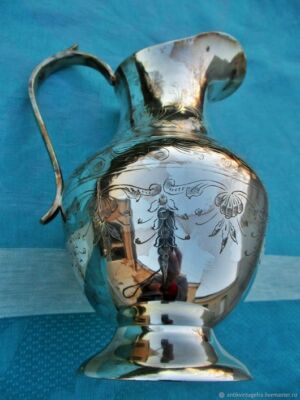 HKE - Belle carafe en métal argenté. (1) - Métal argenté