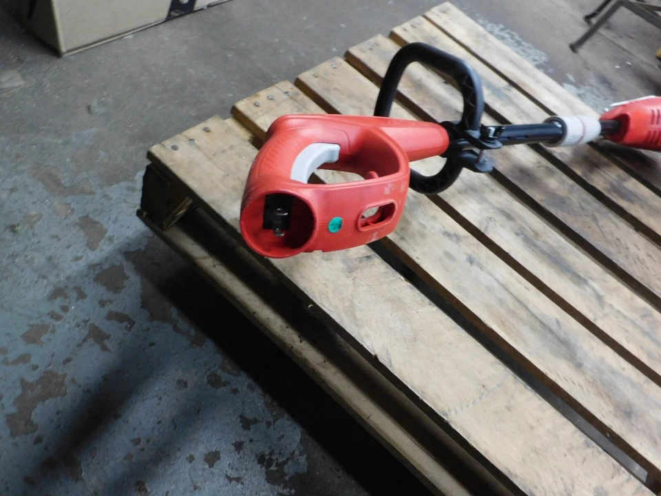 HOMELITE 120V 13" ELECTRIC ADJUSTABLE WEED TRIMMER - MODEL#UT41112B - Image 4 of 4