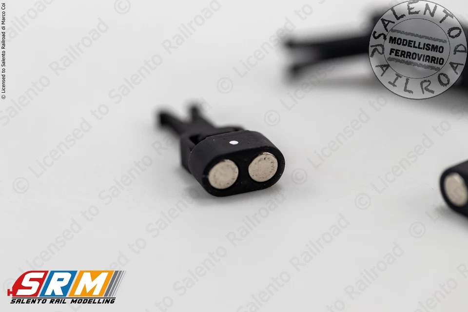 SRM-0032 - H0 1:87 - Coppia ganci magnetici ARGENTO a norma NEM a media attrazio - Immagine 2 di 3