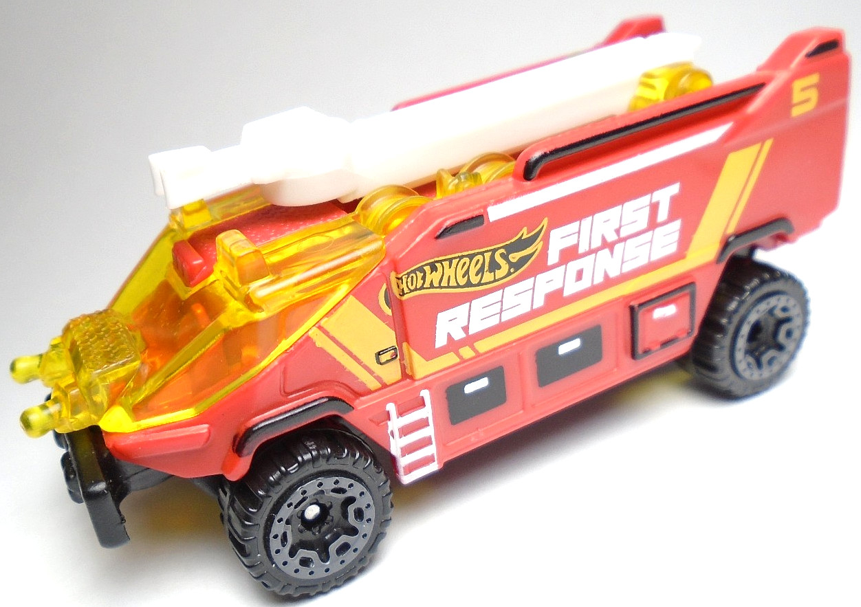 2024 HOT WHEELS RUNWAY RES-Q FIRST RESPONSE 5 RED 1:64 DIECAST 3 1/4" FIRE TRUCK