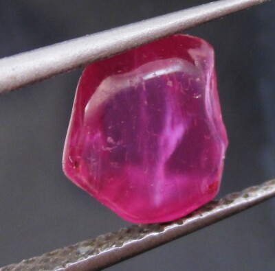 1.43 carat Lake Baringo ruby corundum - Kenya - facet rough