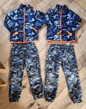 Kleiderpaket Gr. 122 Jungs Zwillinge, 2x Fleecejacke mit 2x passender Cargohose
