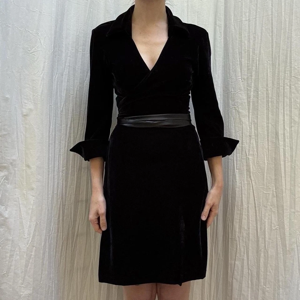 Vestido envolvente de terciopelo negro con cuello y corbata de satén Y2K solo para envolturas talla S/M Foto 4 de 4