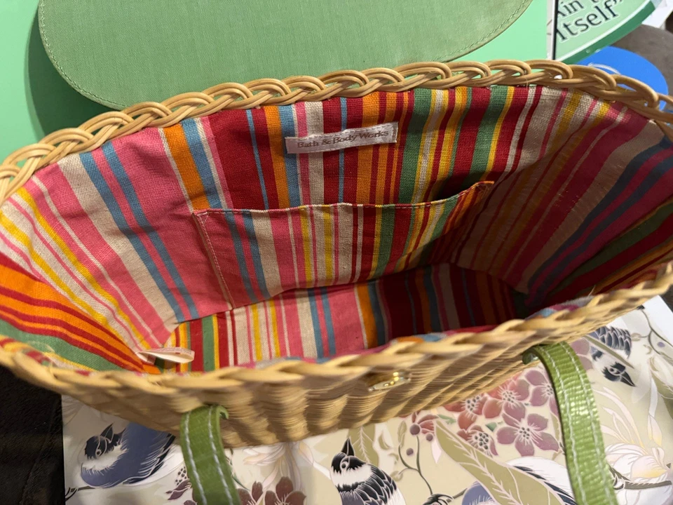 Cartera canasta de mimbre/ratán Bath & Body Works de colección con mango y tapa de PVC verde 8"x11" Foto 2 de 4