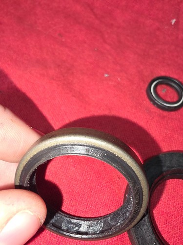 Multiple Land Rover Seals. #FTC-0840/ #IN53298/ #IN53275/ #900187C. (2612A) - Picture 2 of 5