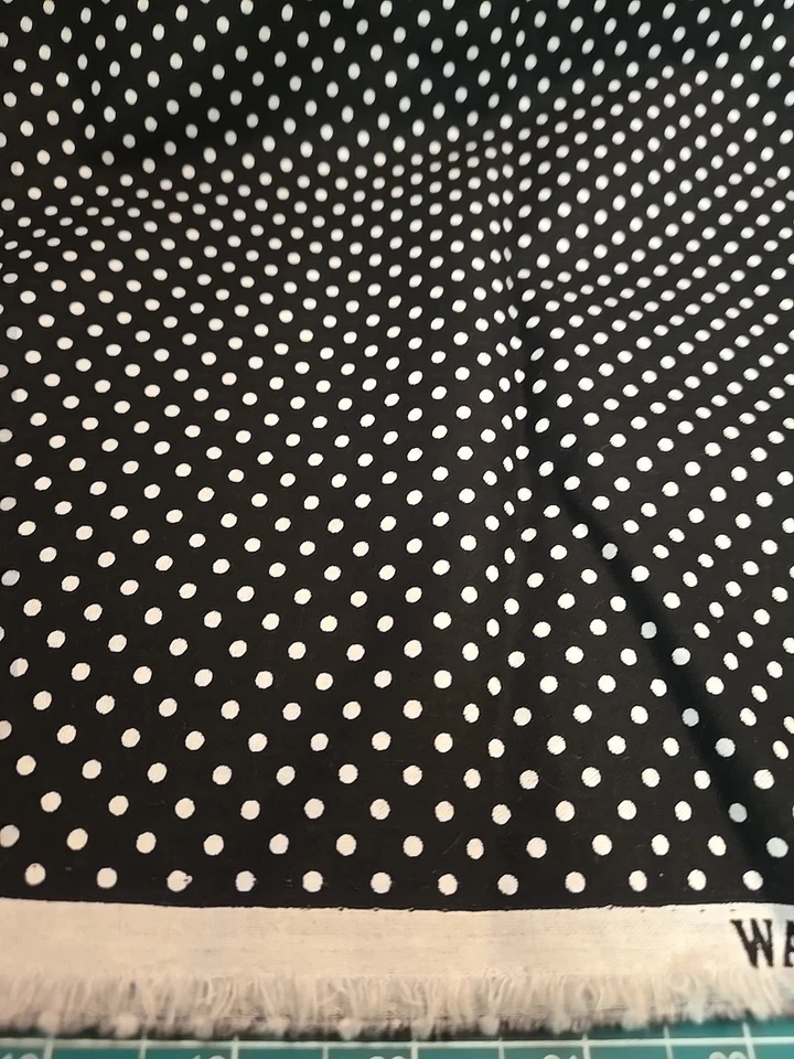 Edredón de lunares Waverly Inspirations de tela de algodón con puntos blancos y negros por yarda Foto 2 de 4