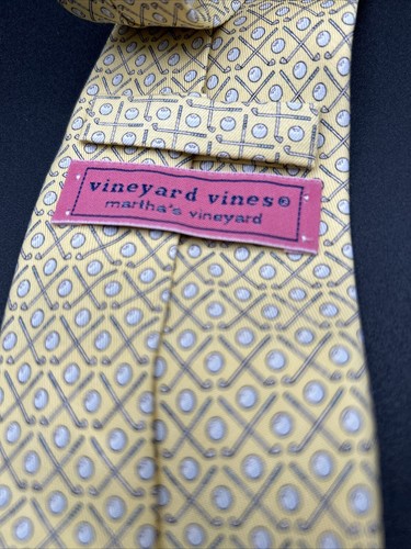 Pelotas de golf Vineyard Vines para hombre con corbata palos de golf coloridos amarillos de carrera - Imagen 3 de 5
