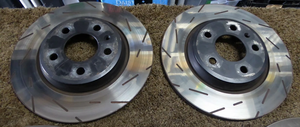 Juego de frenos delanteros y derechos deportivos 12-16 Audi A4 EBC serie USR1838 Foto 4 de 4