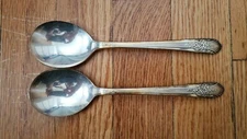 2 ANTIQUE VINTAGE COLLECTIBLE SPOONS 7" WM ROGERS MFG CO SILVER PLATE