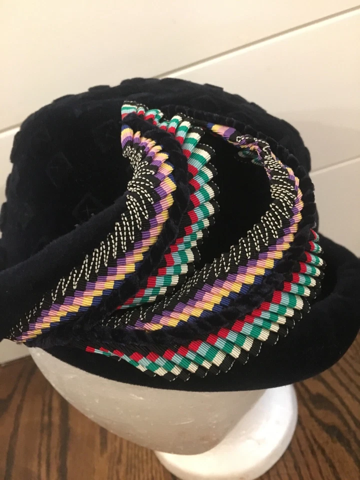 Sombrero de moda vintage para mujer de Evelyn Varon terciopelo negro diamante colorido Foto 3 de 4