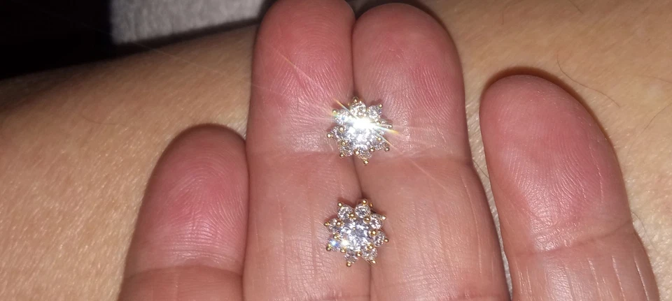 Pendientes de flores de diamantes y oro amarillo de 18 quilates Foto 4 de 4