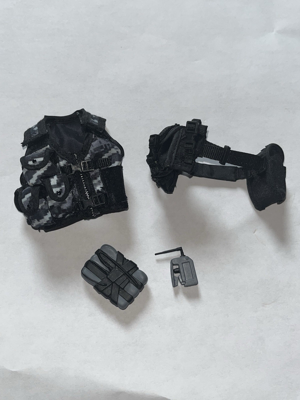 Mezco One:12 Advent Calendar Camouflage Tactical Vest Gear