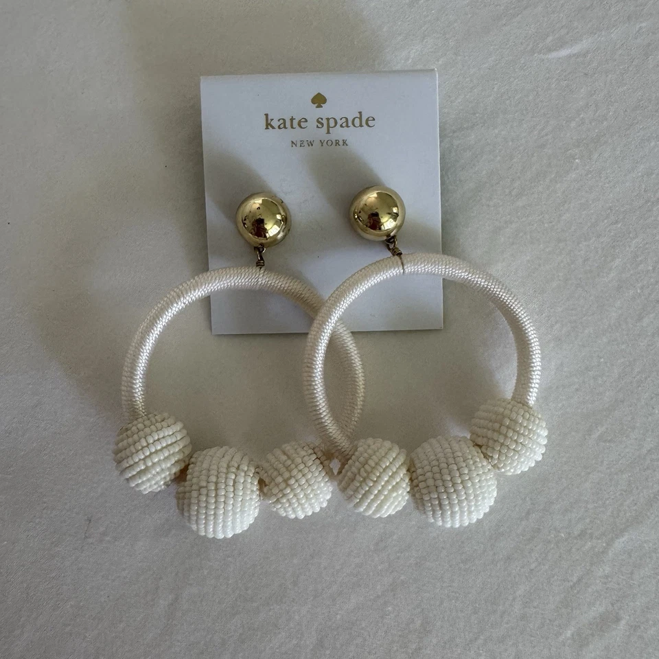 Pendientes de aro Kate Spade New York The Bead Goes On con cuentas blancas Foto 2 de 4