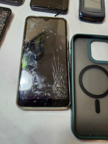 Lot of 8 Cell Phones 1 Tablet & Phone Case Most have cracked screens for parts - Photo 8 sur 8