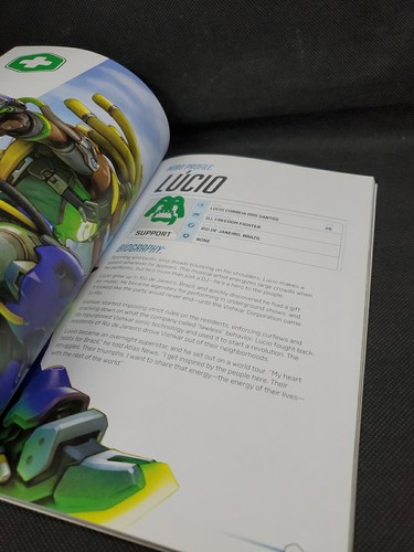 Overwatch Official World Guide Paperback With Poster 2017 Blizzard Official Rare - Foto 9 di 12