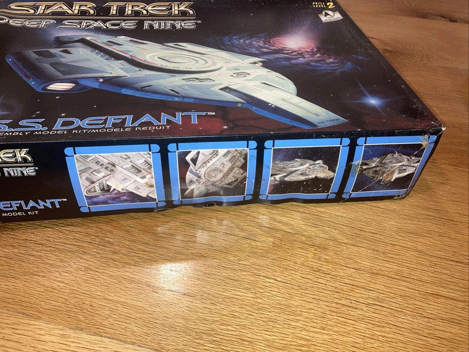 1/420 AMT STAR TREK DEEP SPACE NINE USS DEFIANT #8255 NEW MODEL KIT-Open Box - Image 4 of 4