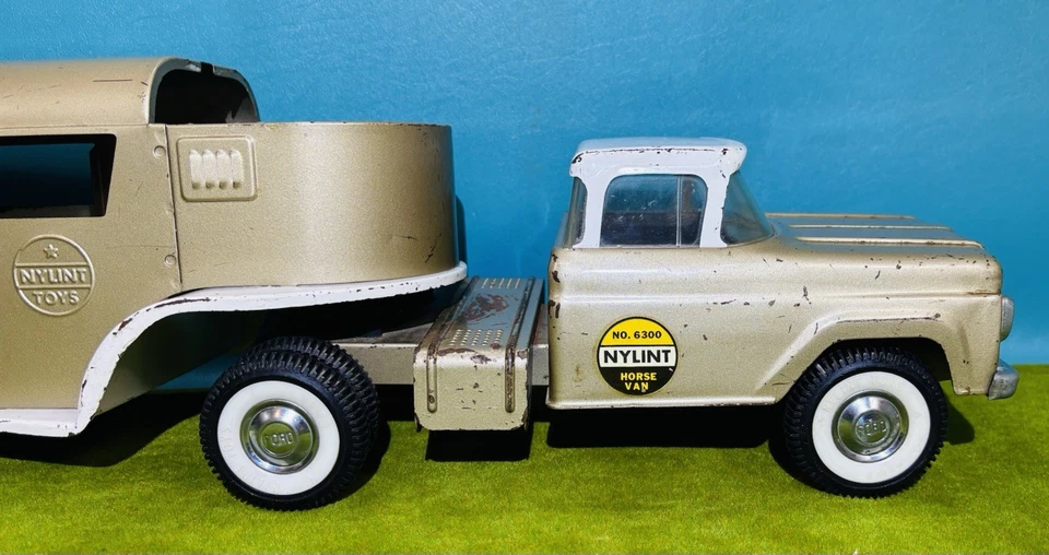 Vintage NYLINT NO. 6300 Horse Van THOROUGHBRED FARMS - Image 4 of 4