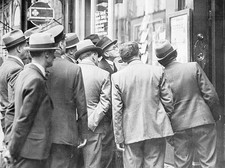 Parisians flock to news sources as war loomsAnxious Parisians gath- Old Photo