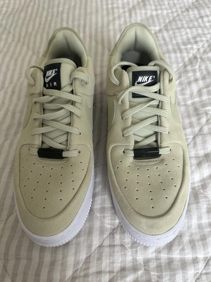 Talla 6.5 - Nike Air Force 1 Sage Low Olive Aura W Foto 2 de 4