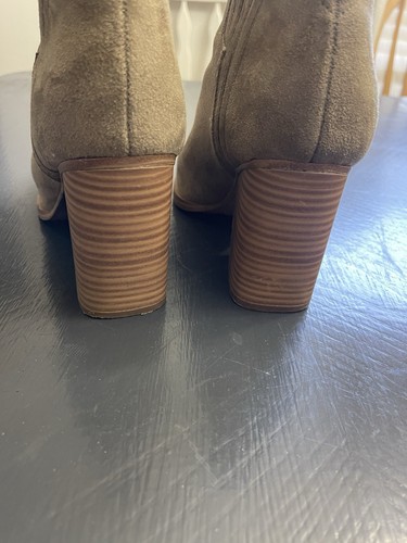 Botín de gamuza sintética beige Nine West 7,5 tacón bloque usado en excelente estado - Imagen 2 de 9