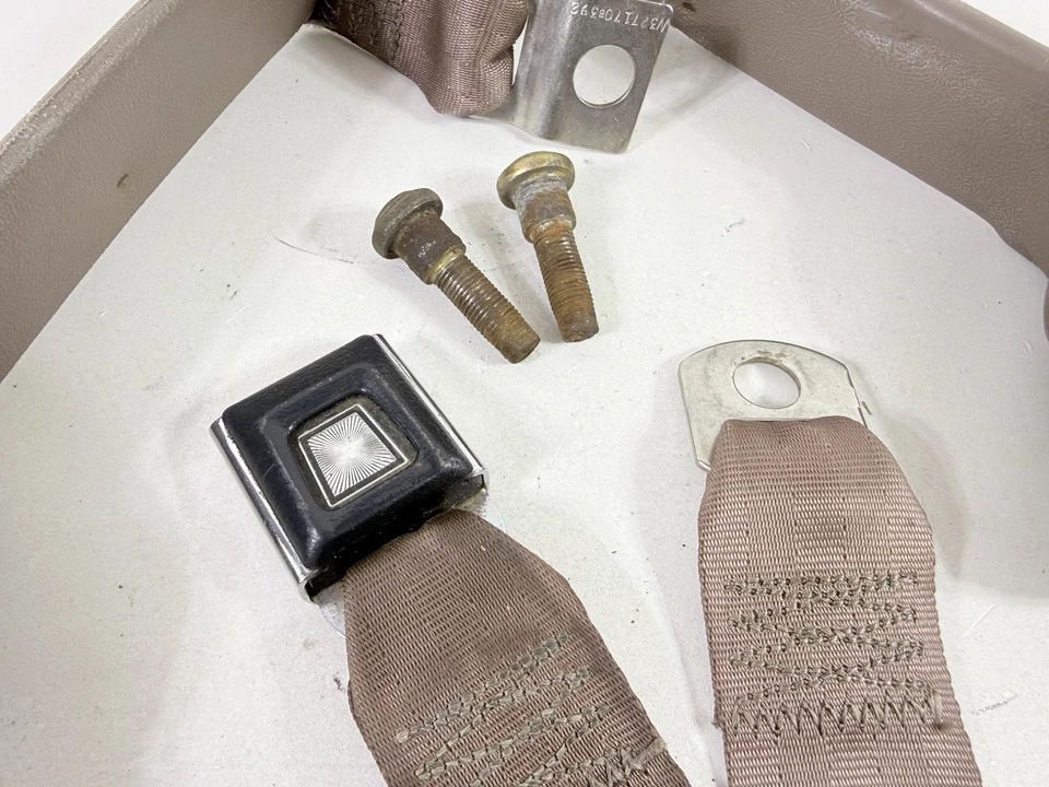 Ford F-150 1992-1996 asiento de banco central hebilla cinturones de seguridad OEM marrón Foto 3 de 4