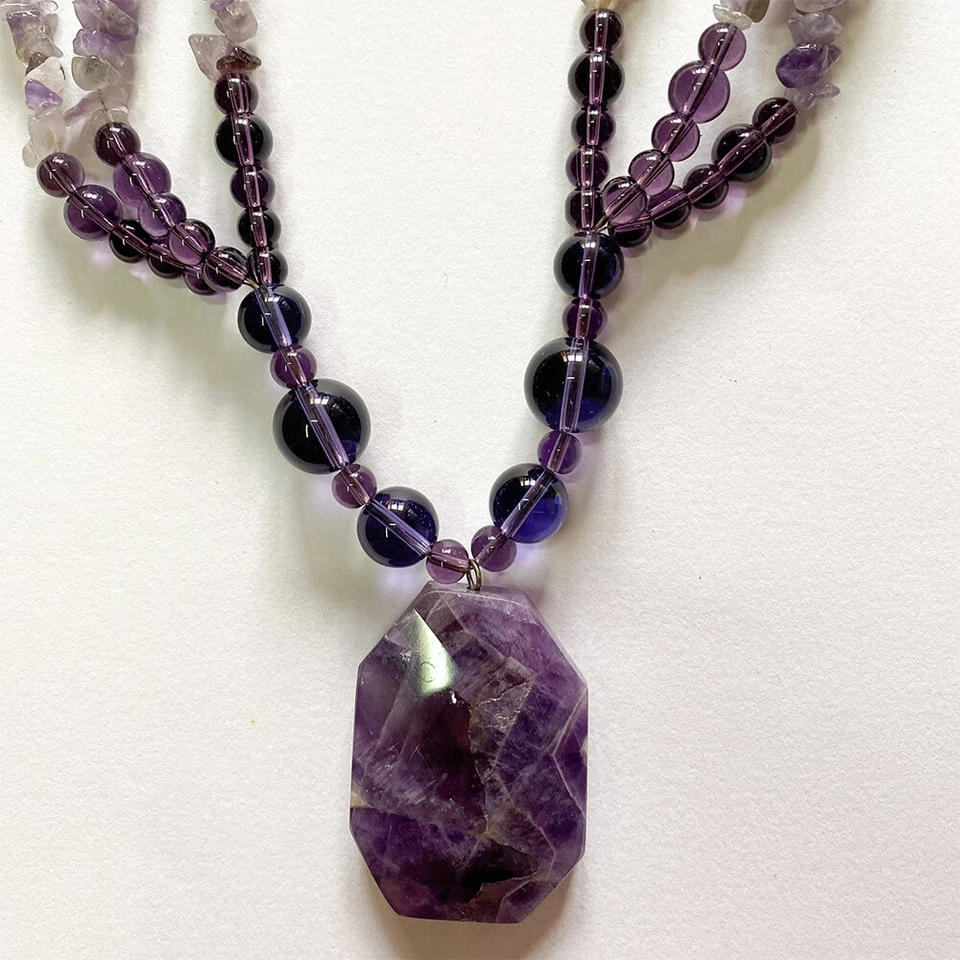 Collana con Pietre, Palline e Pendente, Colore Viola Violetto Bianco - Immagine 2 di 3