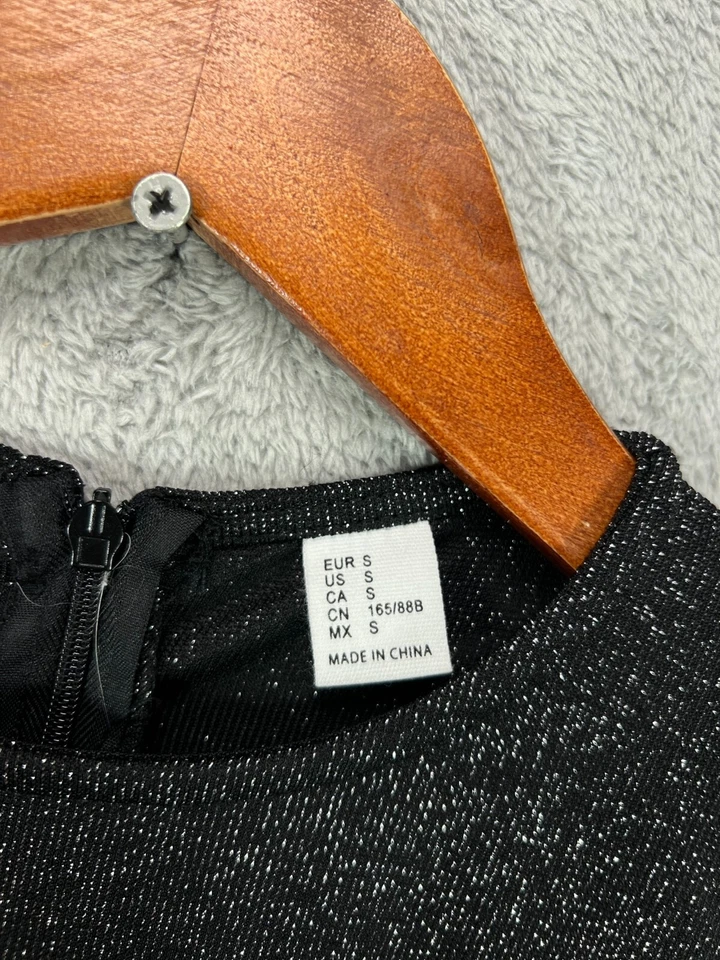 Vestido H&M Juniors Pequeño Negro Plateado Brillo Ajuste Metálico Acampanado Columpio Sin Mangas Foto 3 de 4