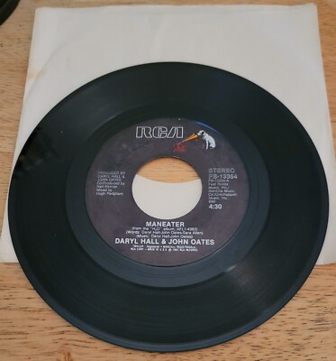 Daryl Hall & John Oates ''Maneater/Delayed Reaction''(RCA) 45 RPM Vinyl Record VG+