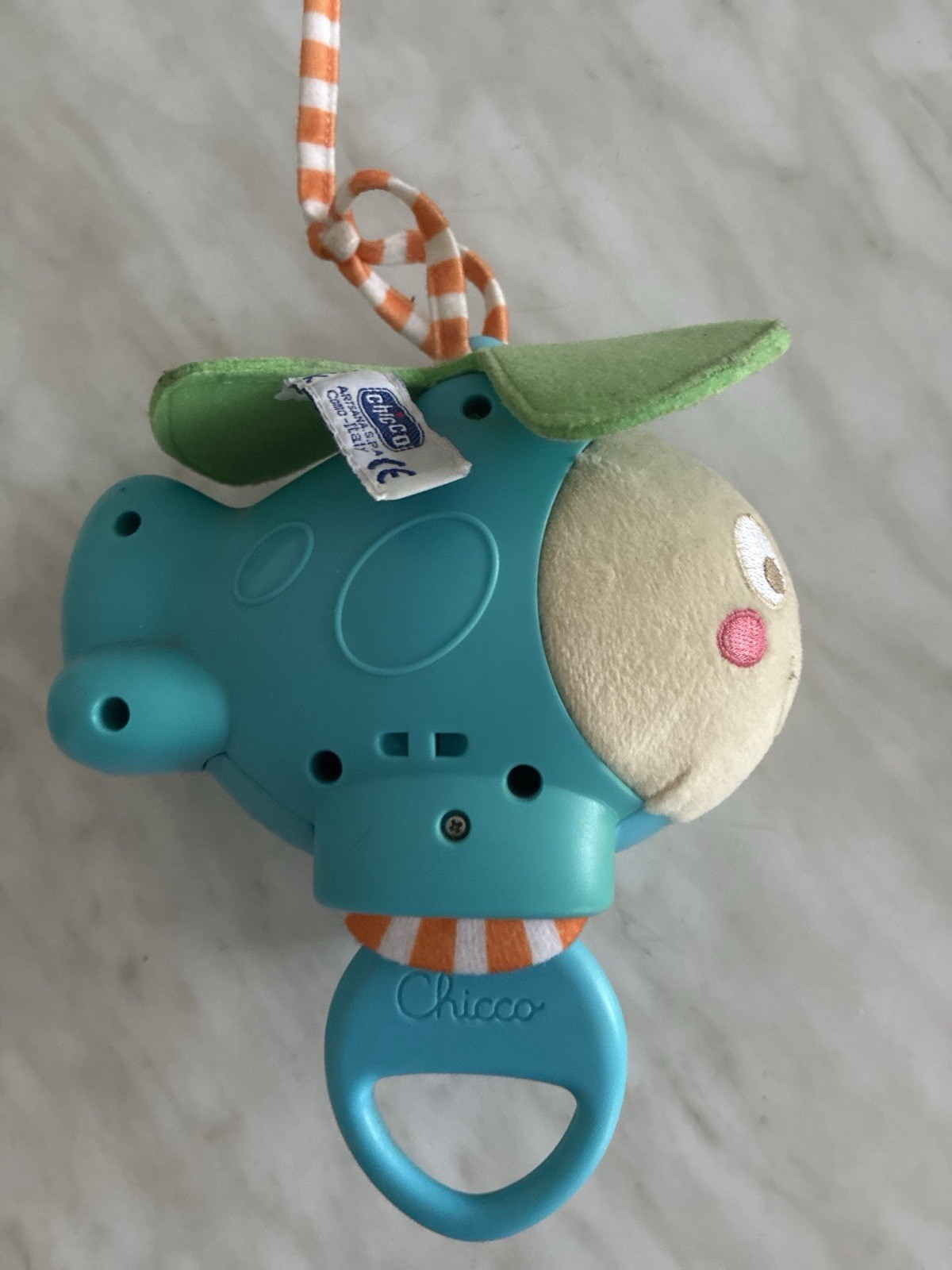 Chicco sonaglino pendente neonato con cordino a righe e maniglia blu/verde