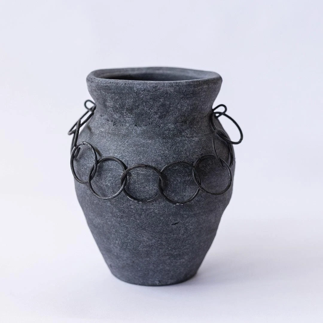 Simple Urn Shape With Round Chains Vase
