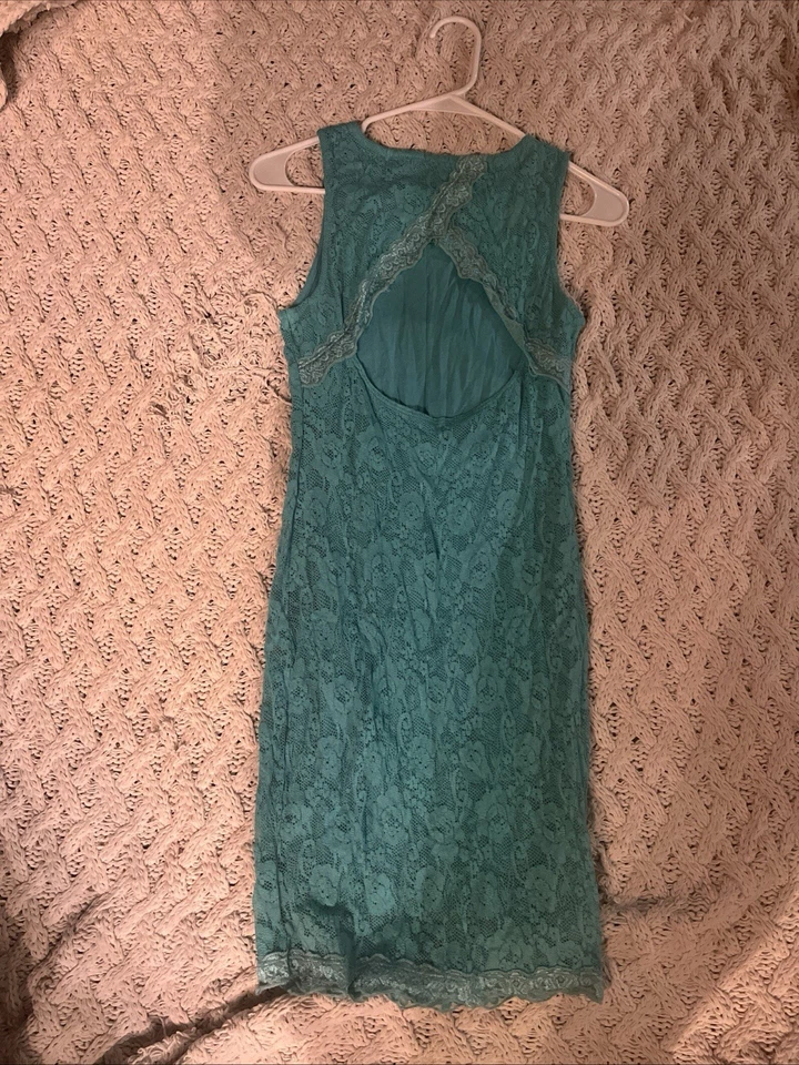 Vestido turquesa de encaje súper favorecedor Foto 3 de 4