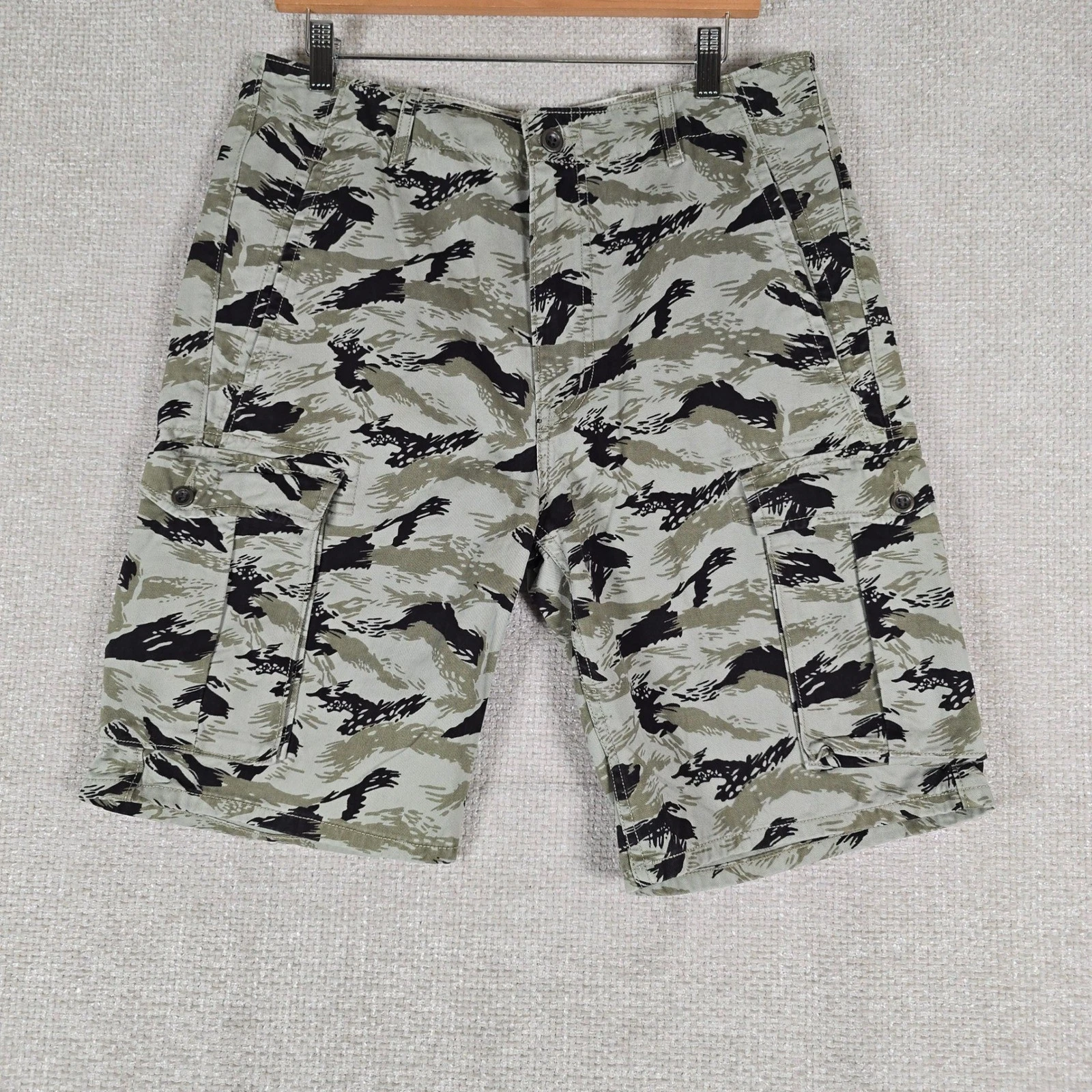 Levi Strauss Mens Tiger Stripe Camo Cargo Shorts Grey Black 12463-0299 Size 32
Opens in a new window